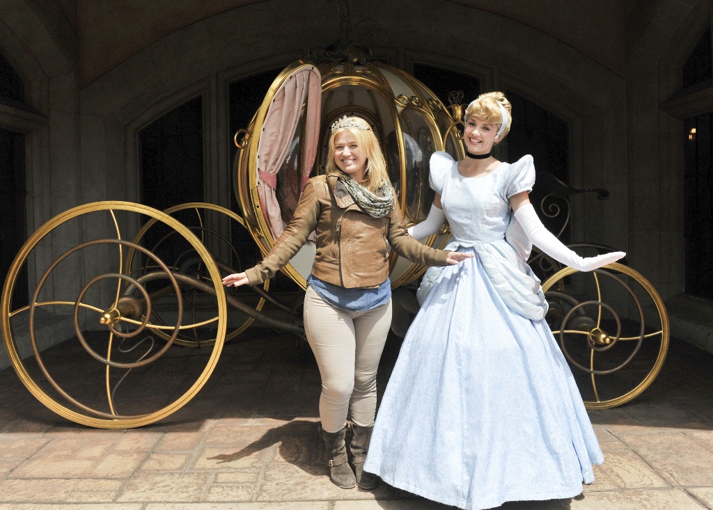 Kelly Clarkson meets Cinderella at Disneyland ParisFeaturing: Kelly Clarkson,CinderellaWhere: Paris, FranceWhen: 17 Jun 2013Credit: WENN.com**Only Available for publication in the UK and USA**
