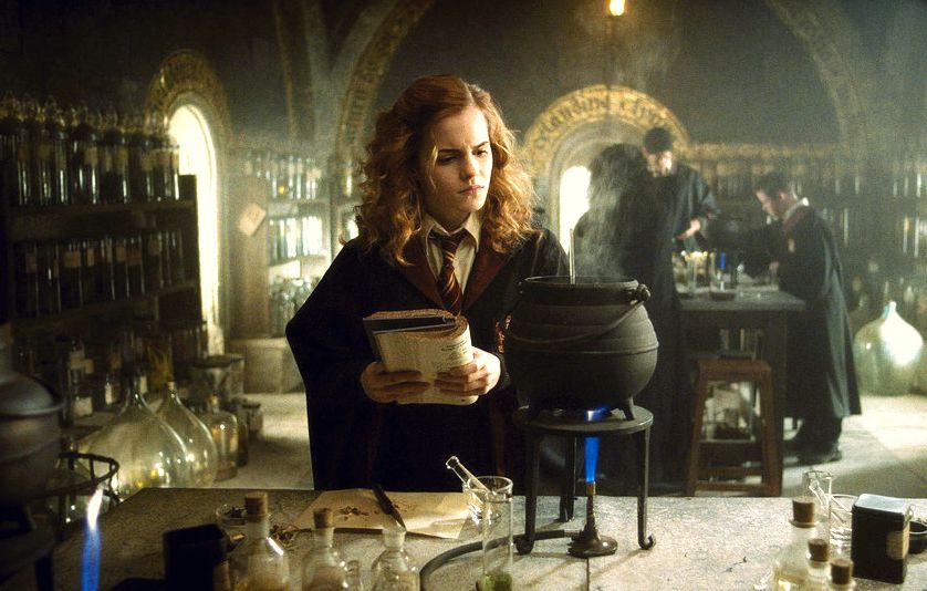 Emma Watson as Hermione Granger bewing a potion in Harry potter and the Half-Blood Prince