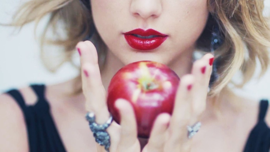 Taylor Swift holding apple in hands