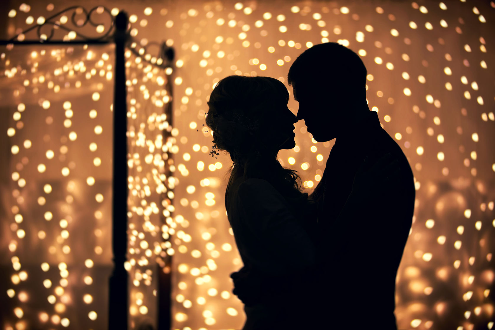 48319615 - hugs lovers in silhouette against the background of garlands of lights